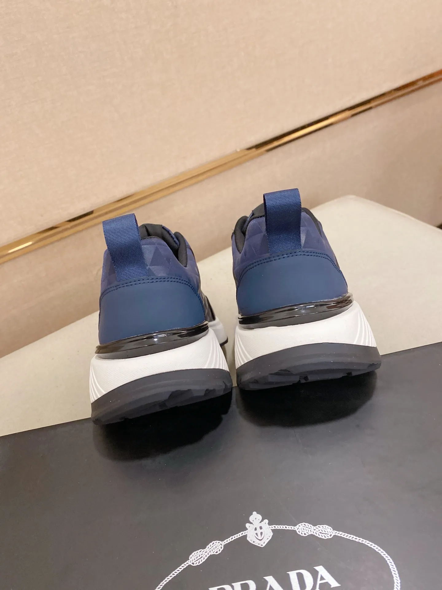 Men's shoes 💰 442💰 ✔️✔️✔️The new PRADA (Prada) counters are launched simultaneously. The new men's shoes and 😘fabrics are made of selected cowhide and waterproof and breathable fabrics. Lining: Breathable mesh lining. 👍🏿 High-end ☄️ air-cushion molded anti-slip rubber outsole, exquisite lines, simple and elegant, comfortable and high-end for leisure travel. Code number: 38 to 44 (45 can be customized and cannot be returned or exchanged)